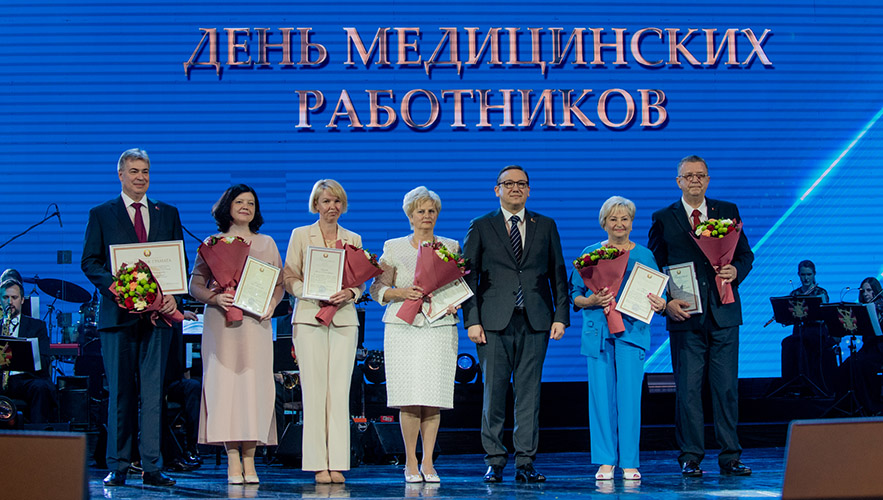Почетные грамоты Администрации Президента вручил заместитель главы Администрации Президента Владимир Перцов 08_ДЕНЬ_МЕДИКА-119.jpg