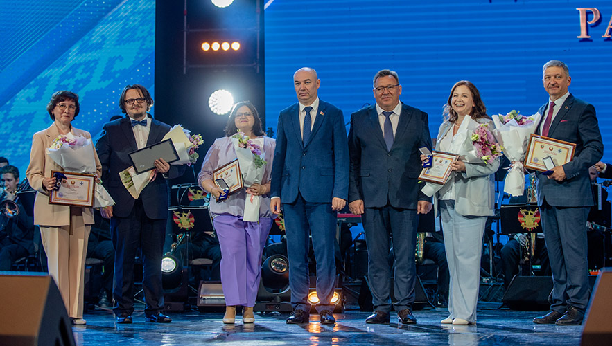 Александр Ходжаев и Вячеслав Шило вручили заслуженные награды врачам 13_1_ДЕНЬ_МЕДИКА-1.jpg